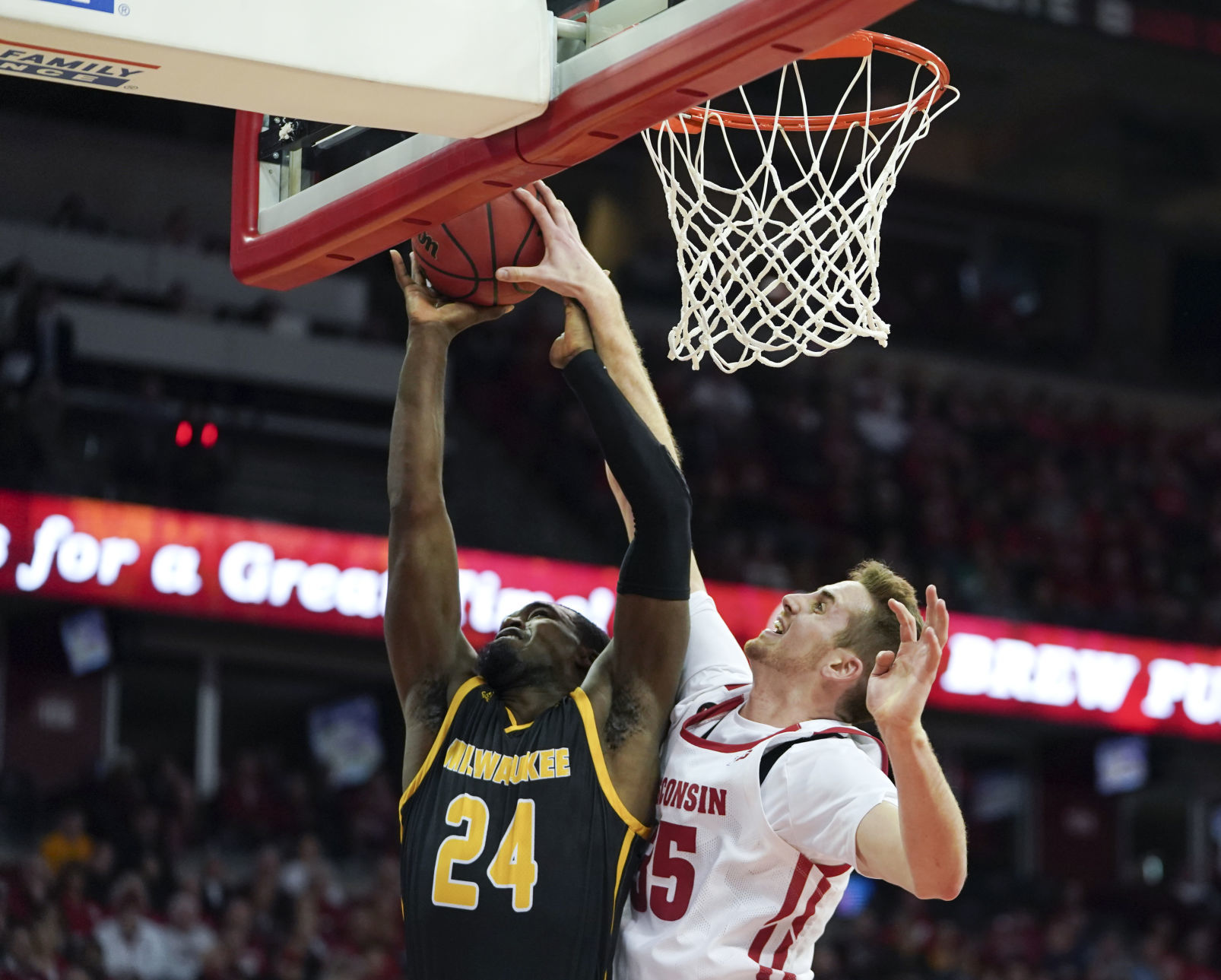 Badgers 83, Panthers 64
